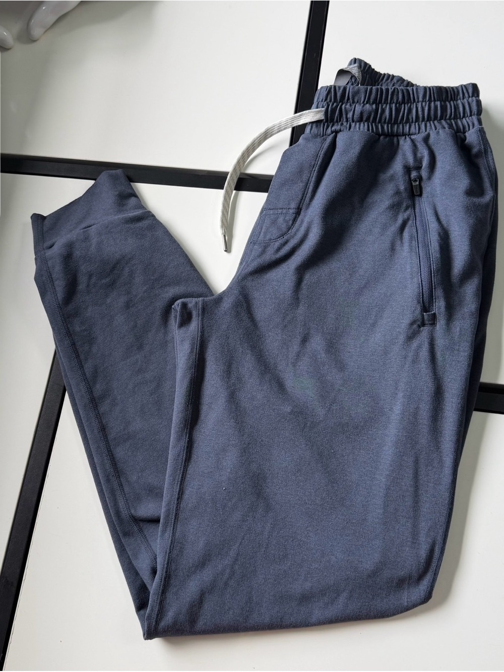 Vuori Men's Performance Joggers - Size Small - Picture 8 of 16